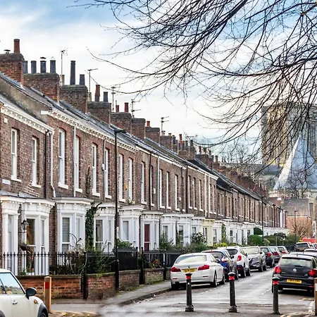 St John's Centre House-free Parking شقة